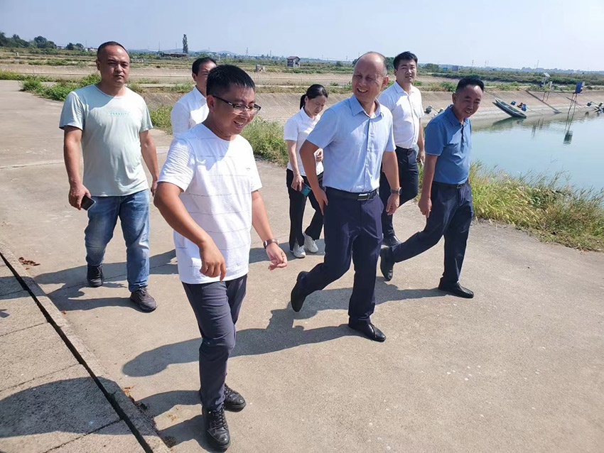 9月19日上午进贤县人民政府吴宽县长一行人到我公司院泽基地指导生产工作，并参观了基地养殖尾水处理设施。
